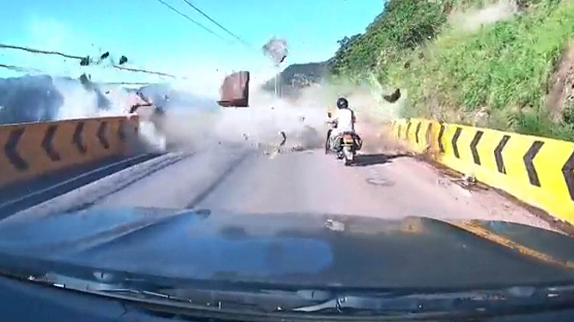 Deslizamento de rochas atinge estrada na China; carro e motocicleta escapam por pouco