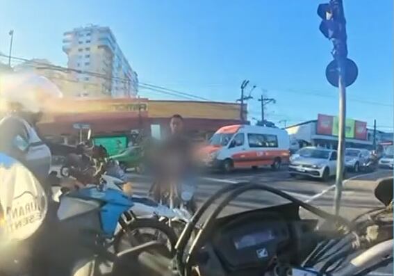 Homem que levava o filho de três anos no tanque da moto acaba preso no RJ