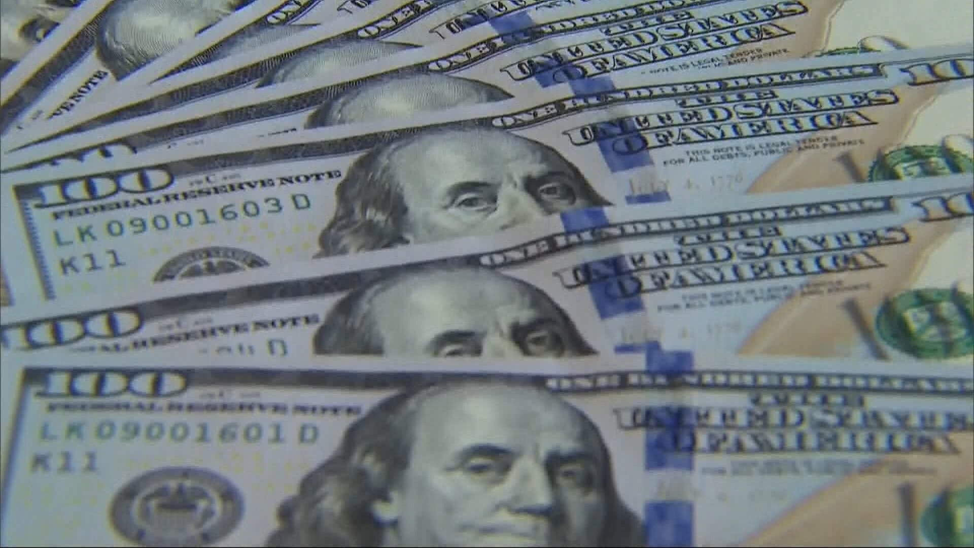 Com nova queda, agora é o momento de comprar dólar?