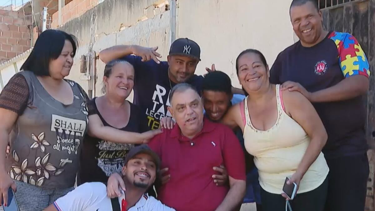 Conheça a história de Sérgio, 'paizão' que há mais de 20 anos transforma comunidade em BH