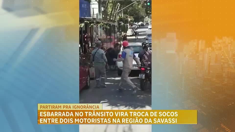 Após acidente de trânsito, motoristas trocam socos e empurrões em rua de Belo Horizonte
