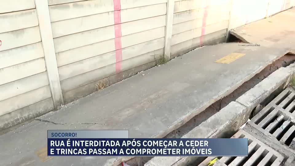 Moradores denunciam abandono e risco em rua que cede em Contagem (MG)