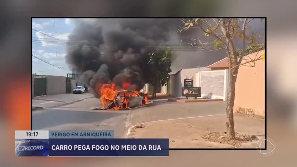 Vídeo: carro pega fogo em Arniqueira (DF) e mobiliza corpo de bombeiros