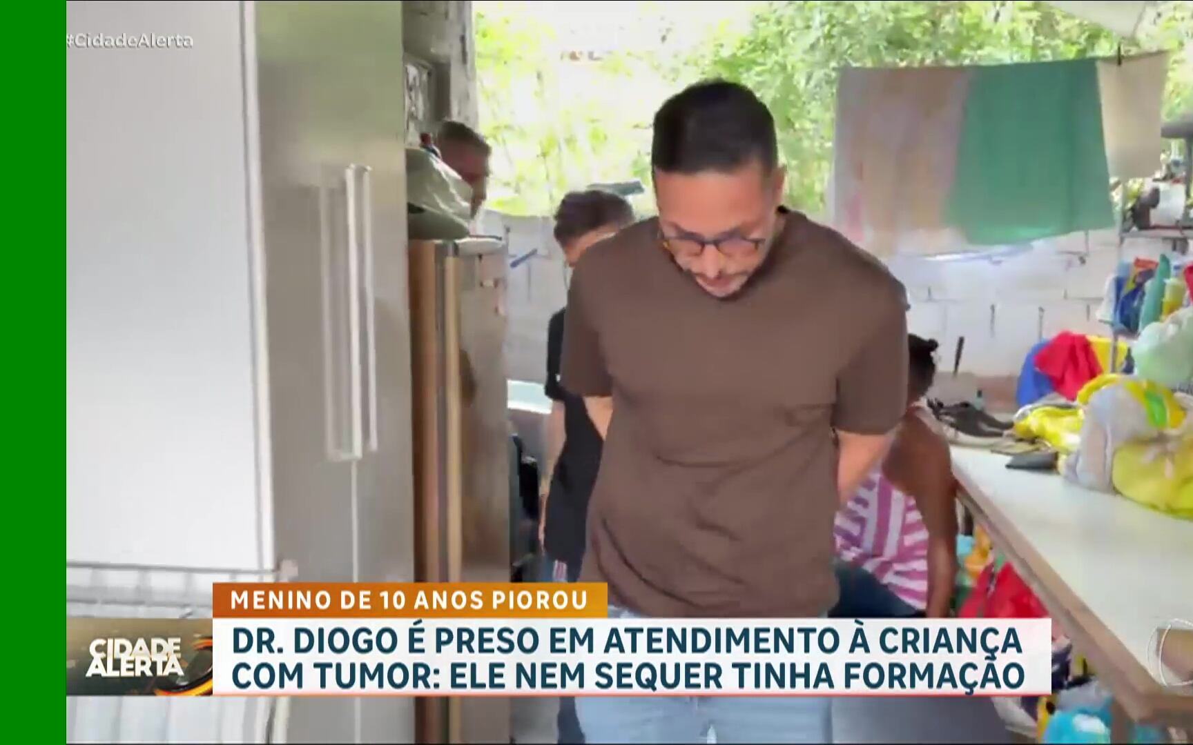 Veja o momento em que falso médico é preso por enganar família de criança com câncer
