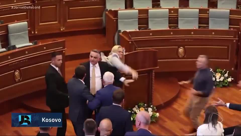 Deputada atira ovos contra primeiro-ministro do Kosovo durante sessão no Parlamento