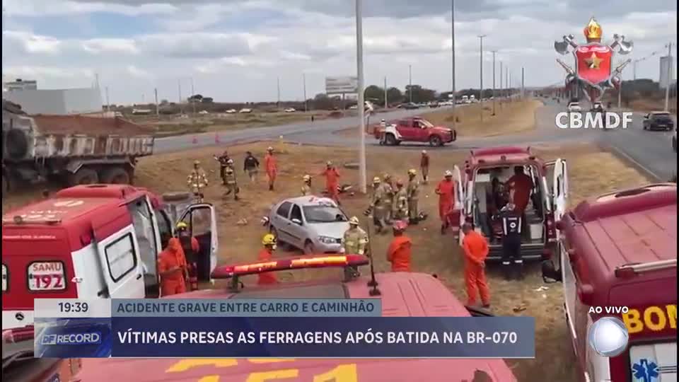 Acidente entre carro e caminhão na BR-070 deixa vítimas presas as ferragens