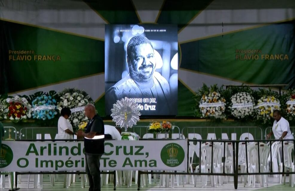 Corpo de Arlindo Cruz chega à quadra da escola Império Serrano para velório
