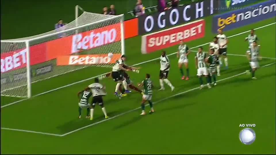 Saiu mal e tomou! Tiago Cóser cabeceia sem goleiro e abre o placar para o Coritiba