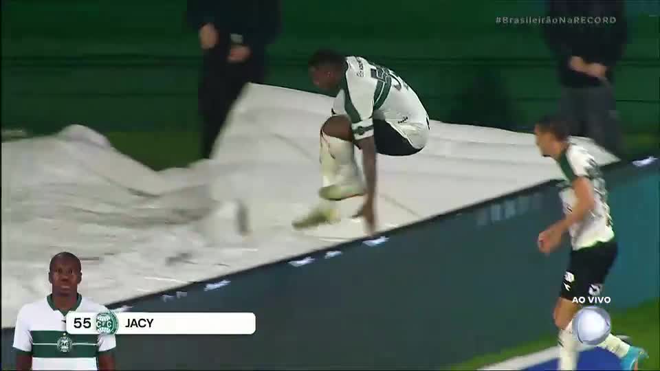 Comemorou em vão! Jacy cabeceia na rede, mas gol do Coritiba é anulado por impedimento