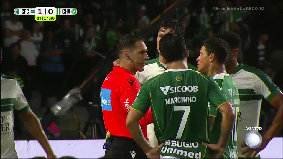 Não foi dessa vez! Chapecoense balança a rede do Coritiba, mas gol é anulado