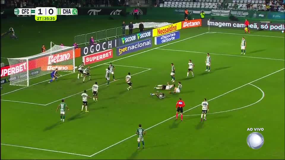 Salvou com a cara! Chapecoense chuta com perigo em cima do zagueiro do Coritiba