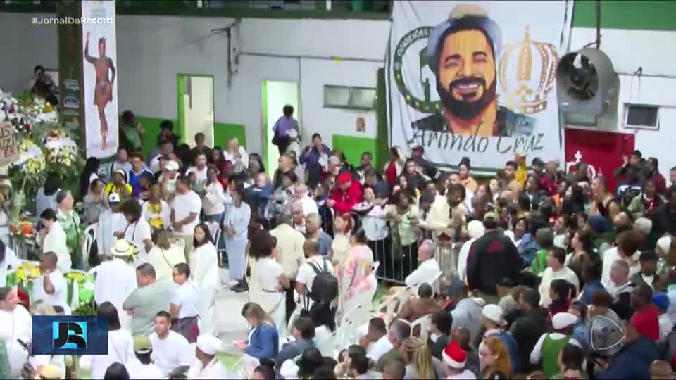 Familiares, amigos e fãs se despedem do cantor e compositor Arlindo Cruz, no RJ