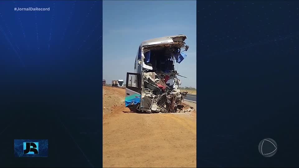 Acidente entre ônibus e carreta deixa 11 mortos e 46 feridos no interior de MT