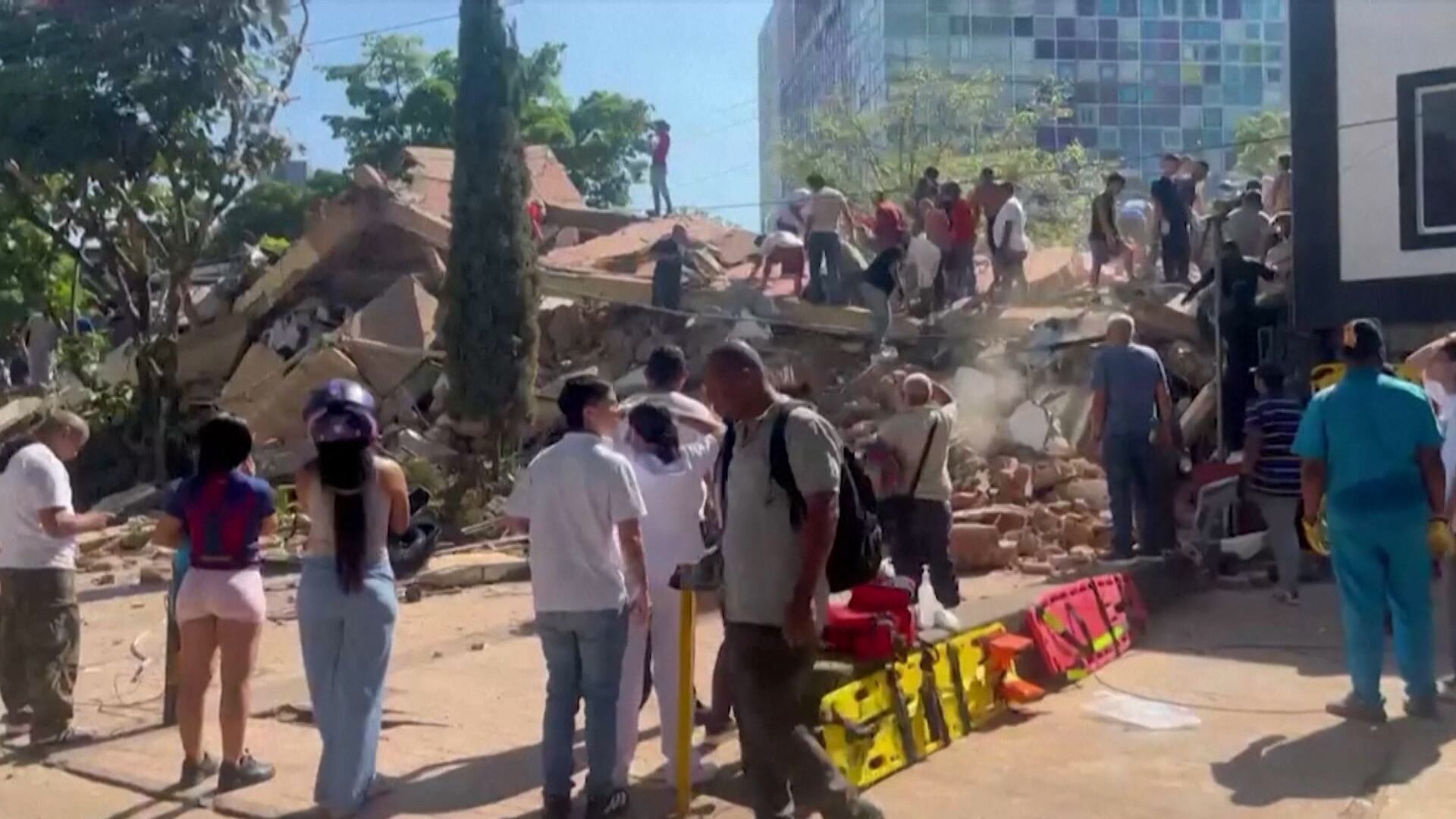 Terremoto de magnitude 7,4 derruba mais de 60 prédios na Colômbia