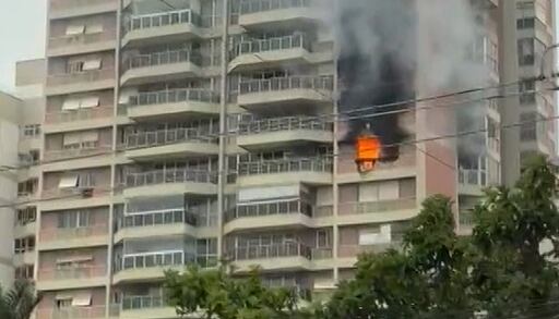 Incêndio atinge uma das torres de condomínio na Barra da Tijuca, no Rio