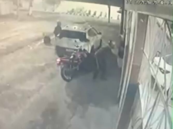 Professor é assaltado na porta de casa e tem carro roubado em Marechal Hermes