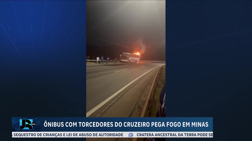 Ônibus com torcedores do Cruzeiro pega fogo em Minas Gerais