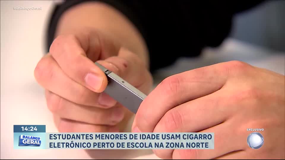 Câmera do Balanço: Estudantes menores de idade usam cigarros eletrônicos em frente a escola em SP
