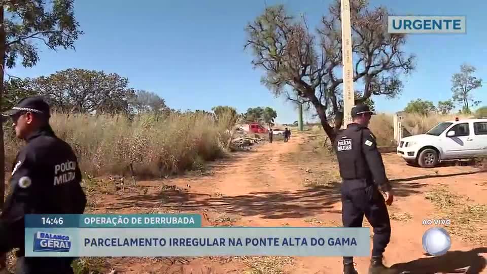 DF Legal realiza operação de derrubada de casas em área irregular do Gama (DF)