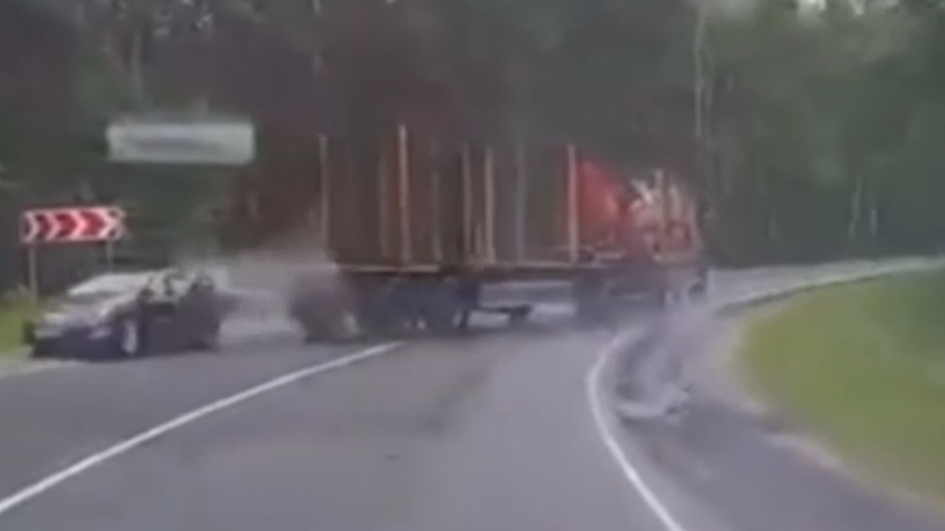 Caminhão derrapa em pista molhada e atinge carro na Rússia; veja vídeo