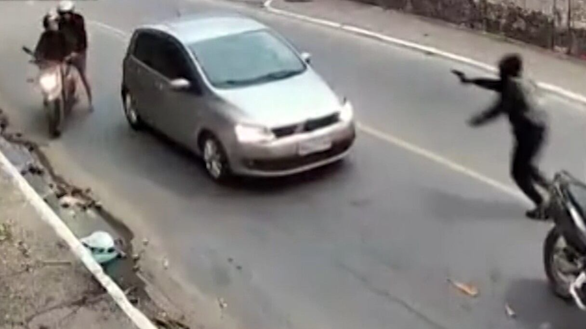 VÍDEO: policiais perseguem criminosos em carro roubado em Duque de Caxias (RJ)