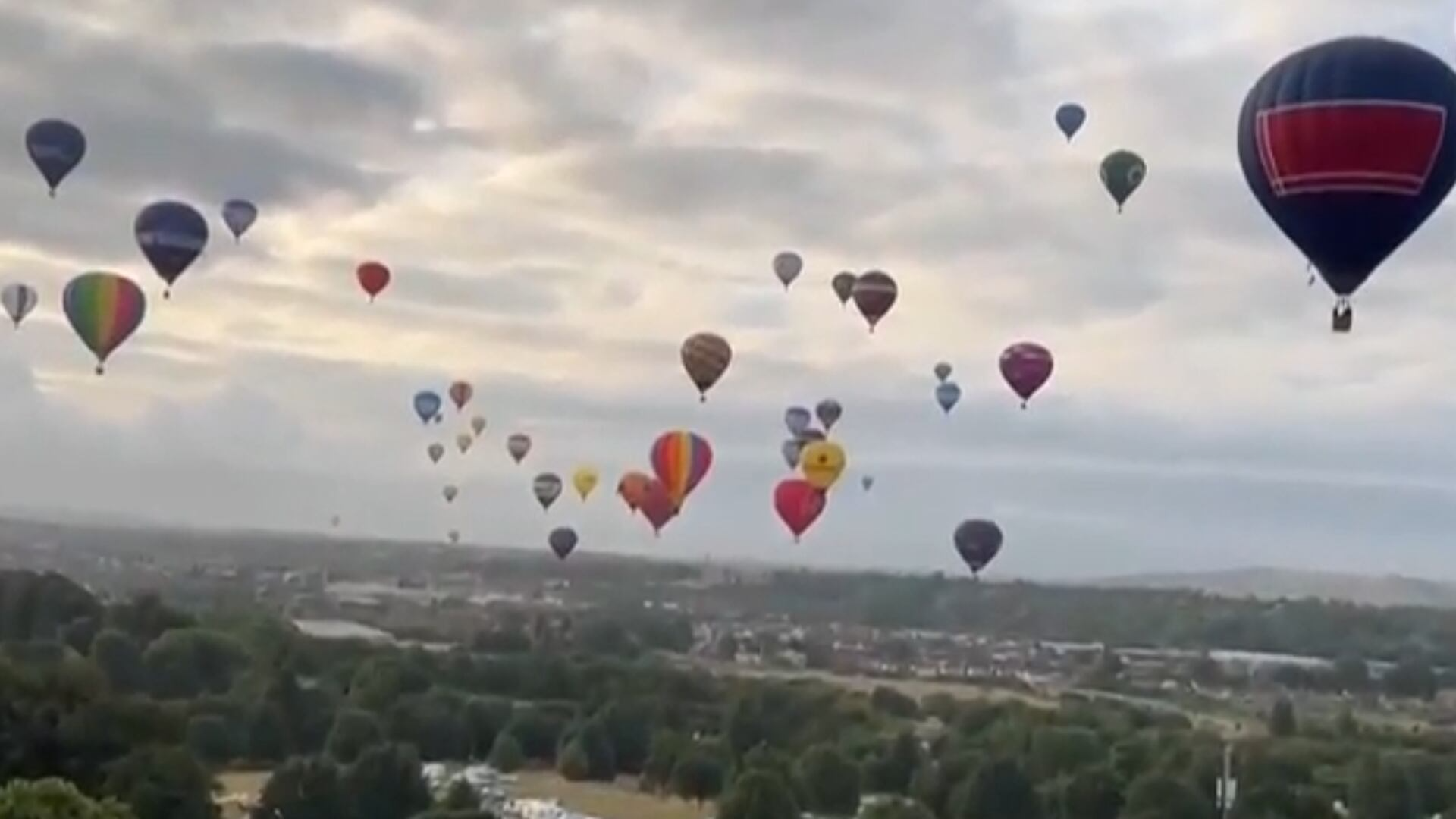Balões de ar quente colorem o céu de Bristol em um verdadeiro espetáculo visual
