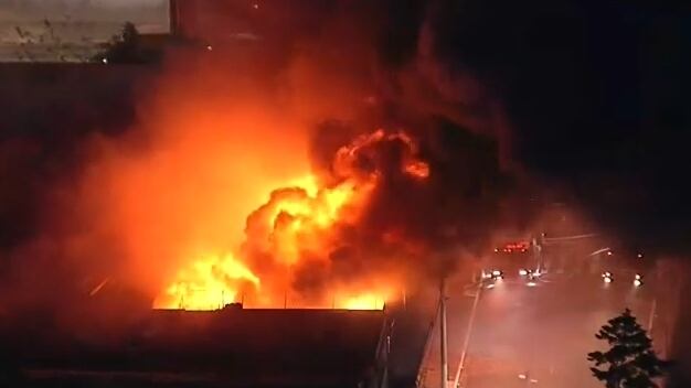 Incêndio de grandes proporções atinge imóvel na Avenida do Estado, em São Paulo