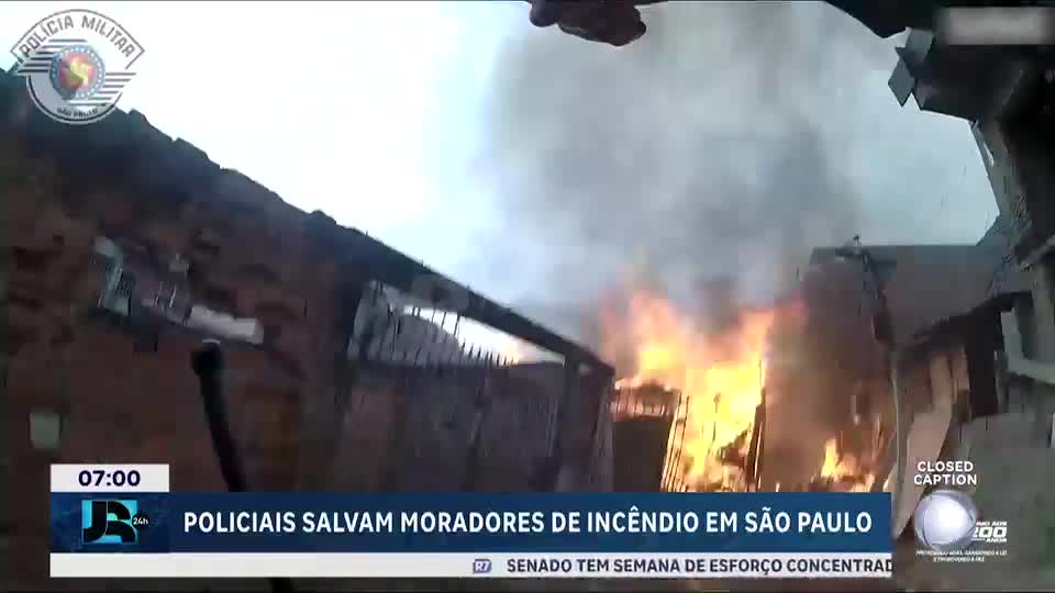 Policiais salvam moradores de incêndio em comunidade de São Paulo
