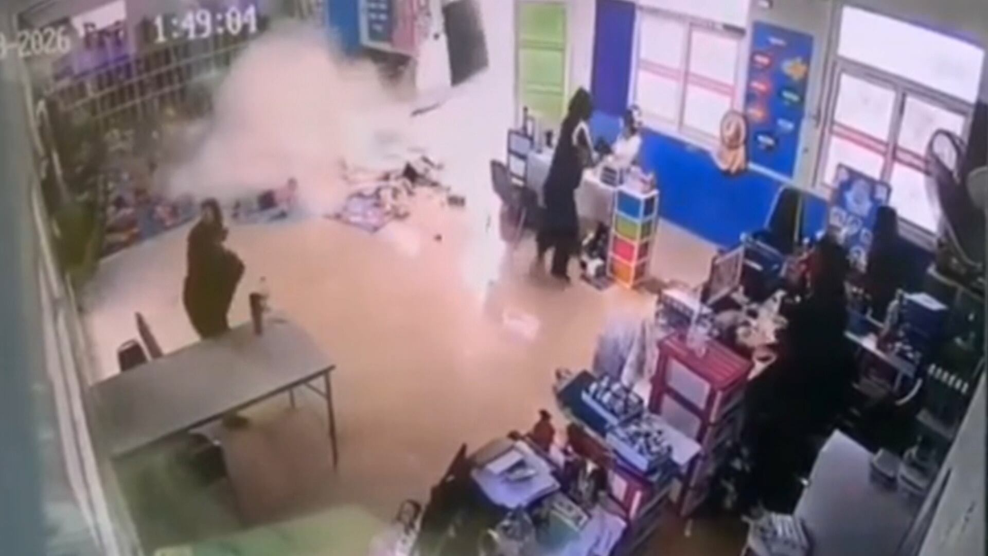 Motorista desmaia ao volante e carro invade creche
