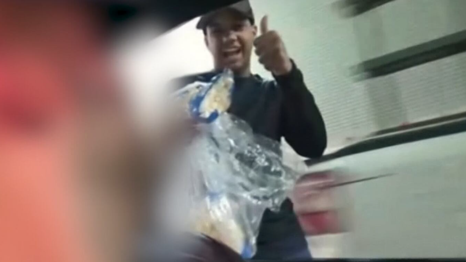 Influenciador tem celular roubado por falsos ambulantes durante live na avenida Brasil