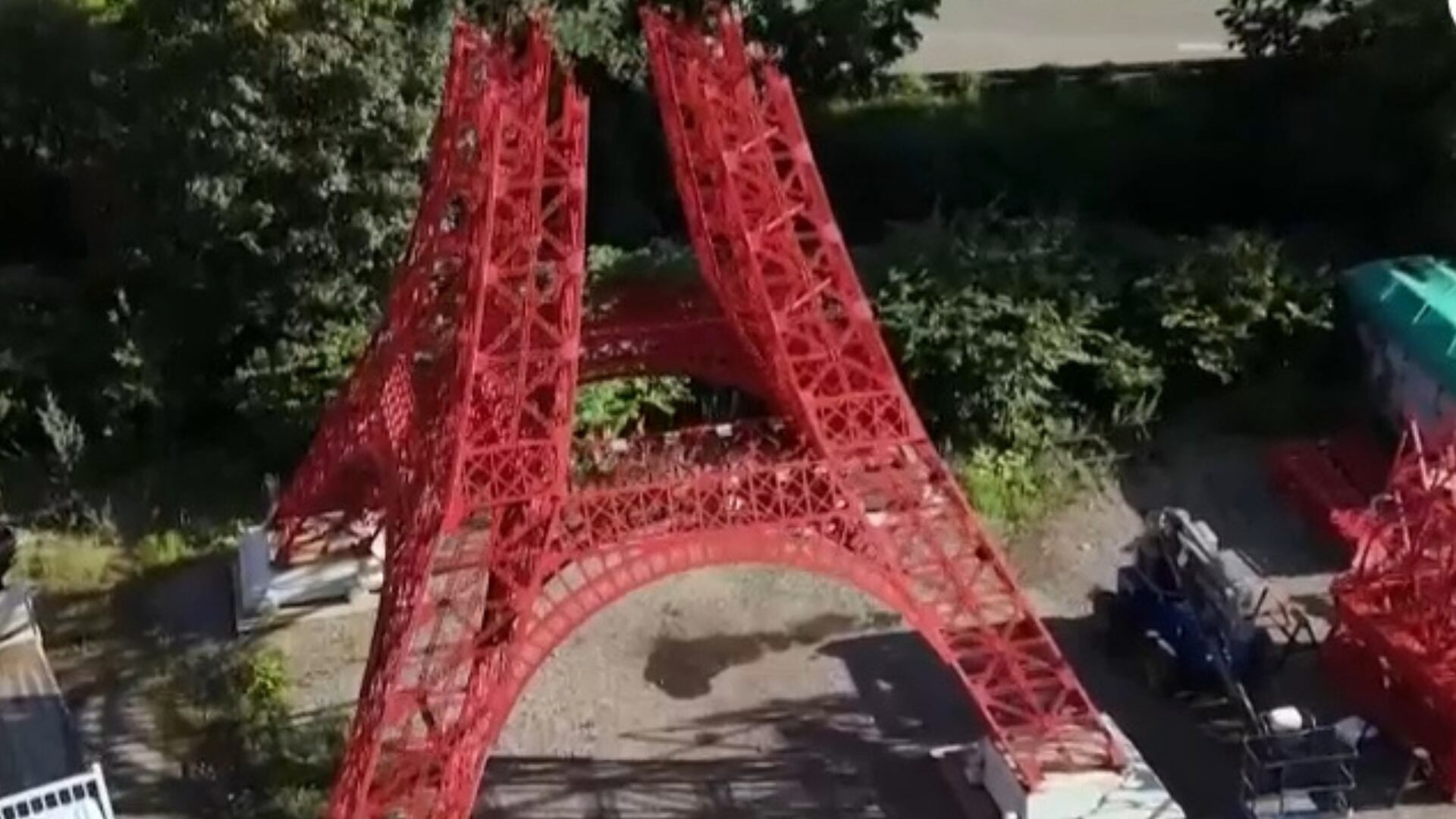 Avô e neto constroem réplica da Torre Eiffel no interior da França