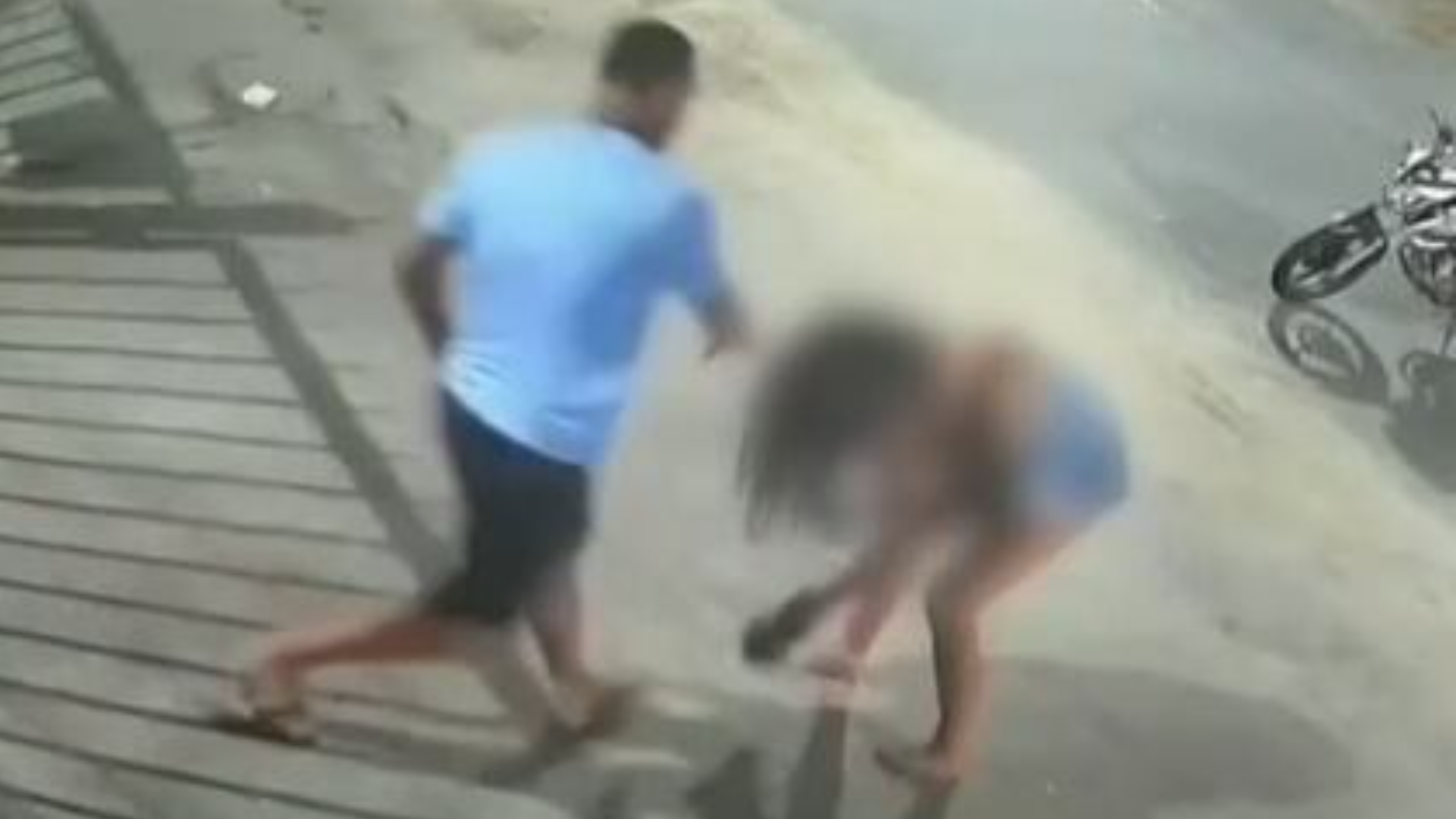 Homem é flagrado agredindo mulher em frente a condomínio na zona oeste do Rio