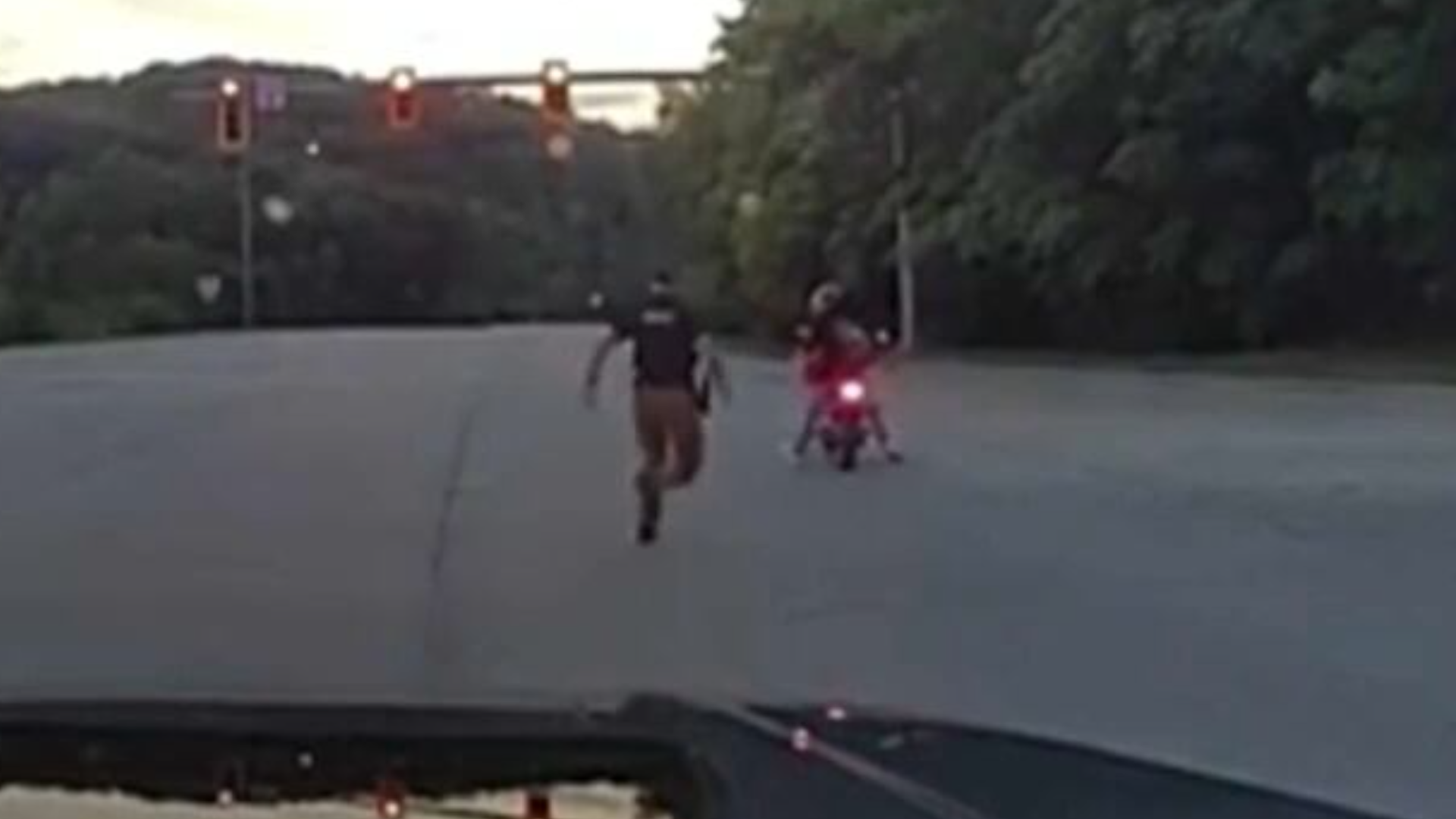 Suspeito em fuga fica sem gasolina na moto roubada e é capturado pela polícia; veja