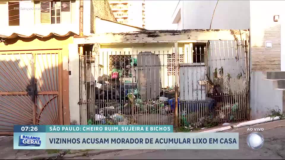 Morador acumula lixo e gera problemas de saúde na zona norte de São Paulo