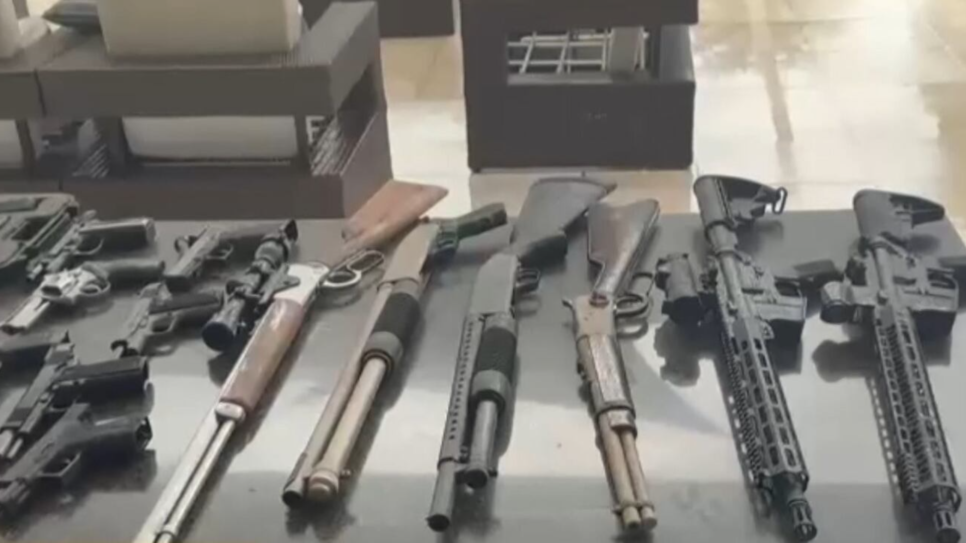 Polícia Civil apreende arsenal em mansão de condenado por tráfico internacional no Recreio