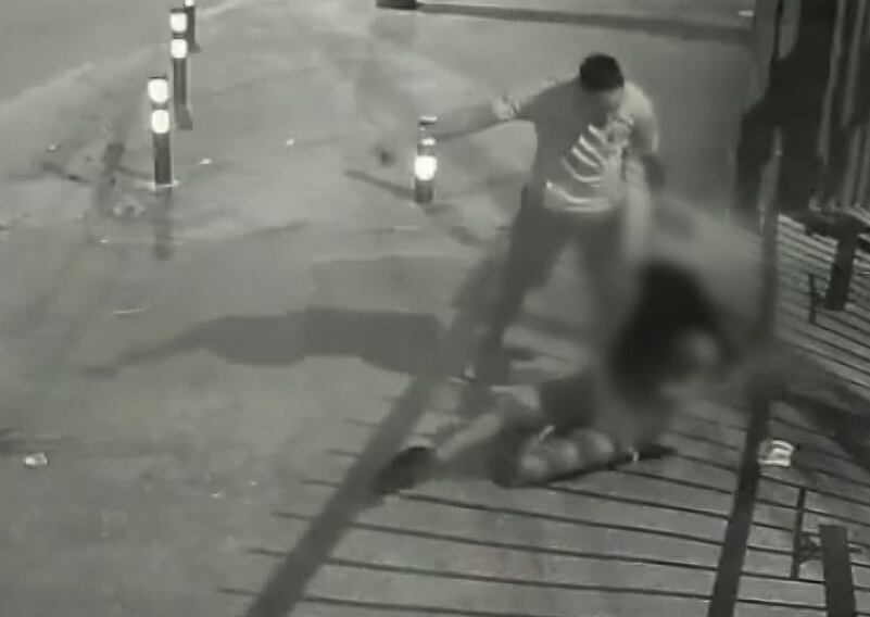 Polícia tenta identificar agressor que atacou mulher com socos e chutes no meio da rua no Rio