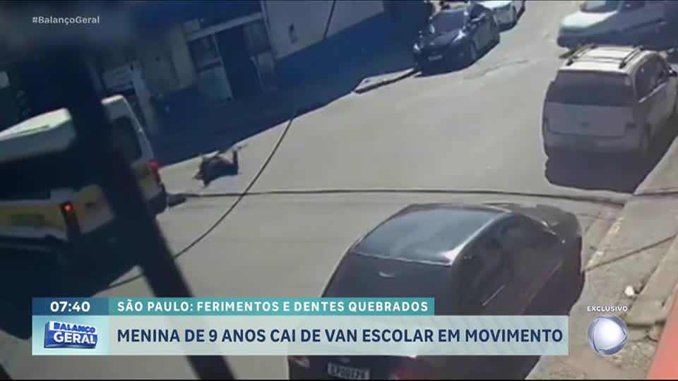 Menina de 9 anos se machuca após cair de van escolar em movimento