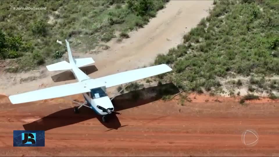 Garimpeiros ilegais usam estradas de terra como pistas para aviões que transportam ouro em Roraima