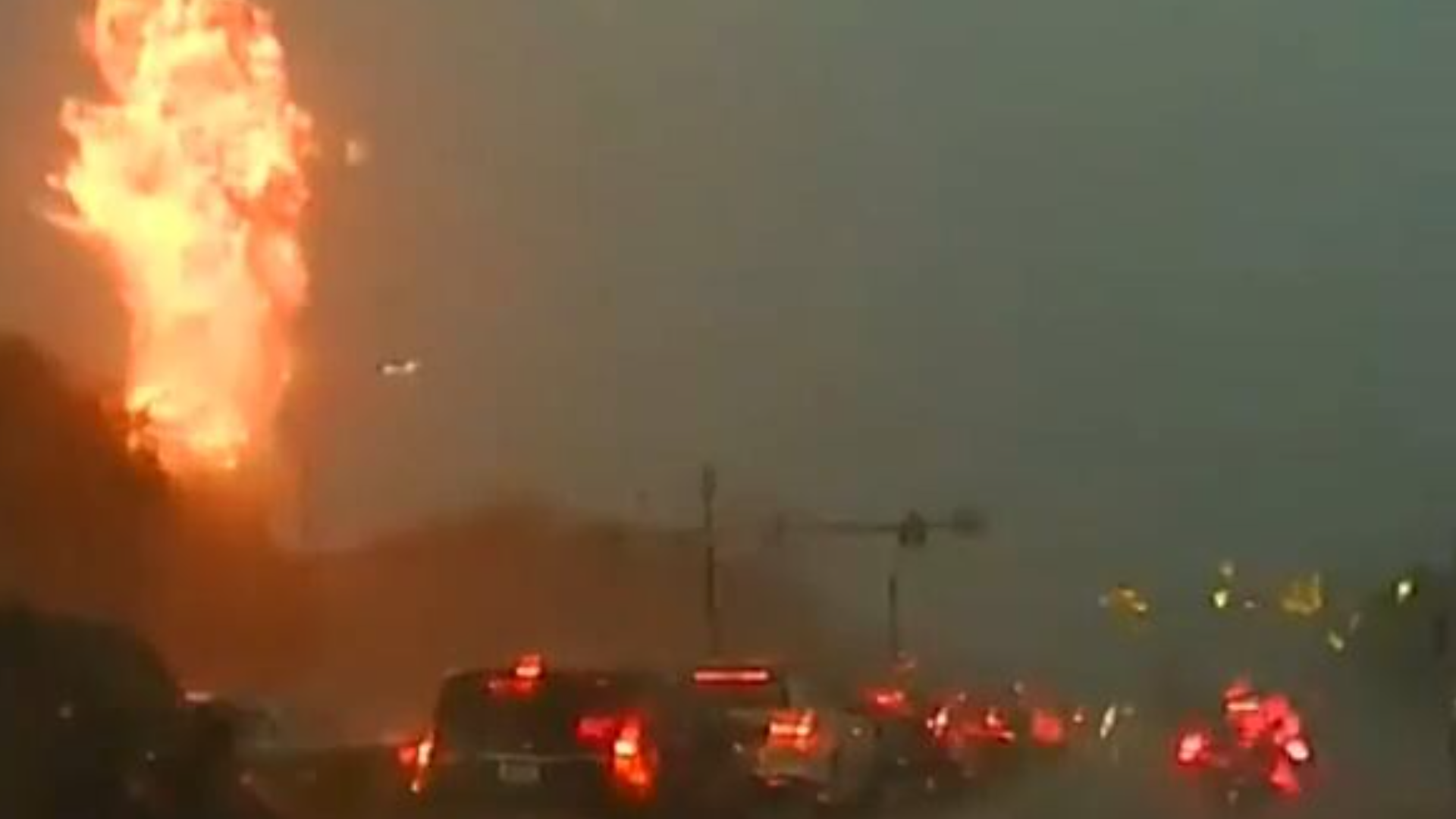 Vídeo mostra momento em que raio atinge rede de energia e provoca apagão nos EUA