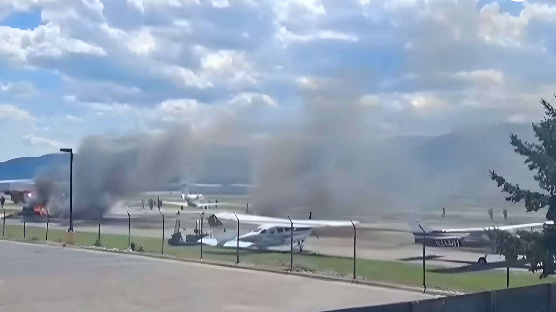 Avião perde o controle, bate em outro e provoca incêndio nos Estados Unidos