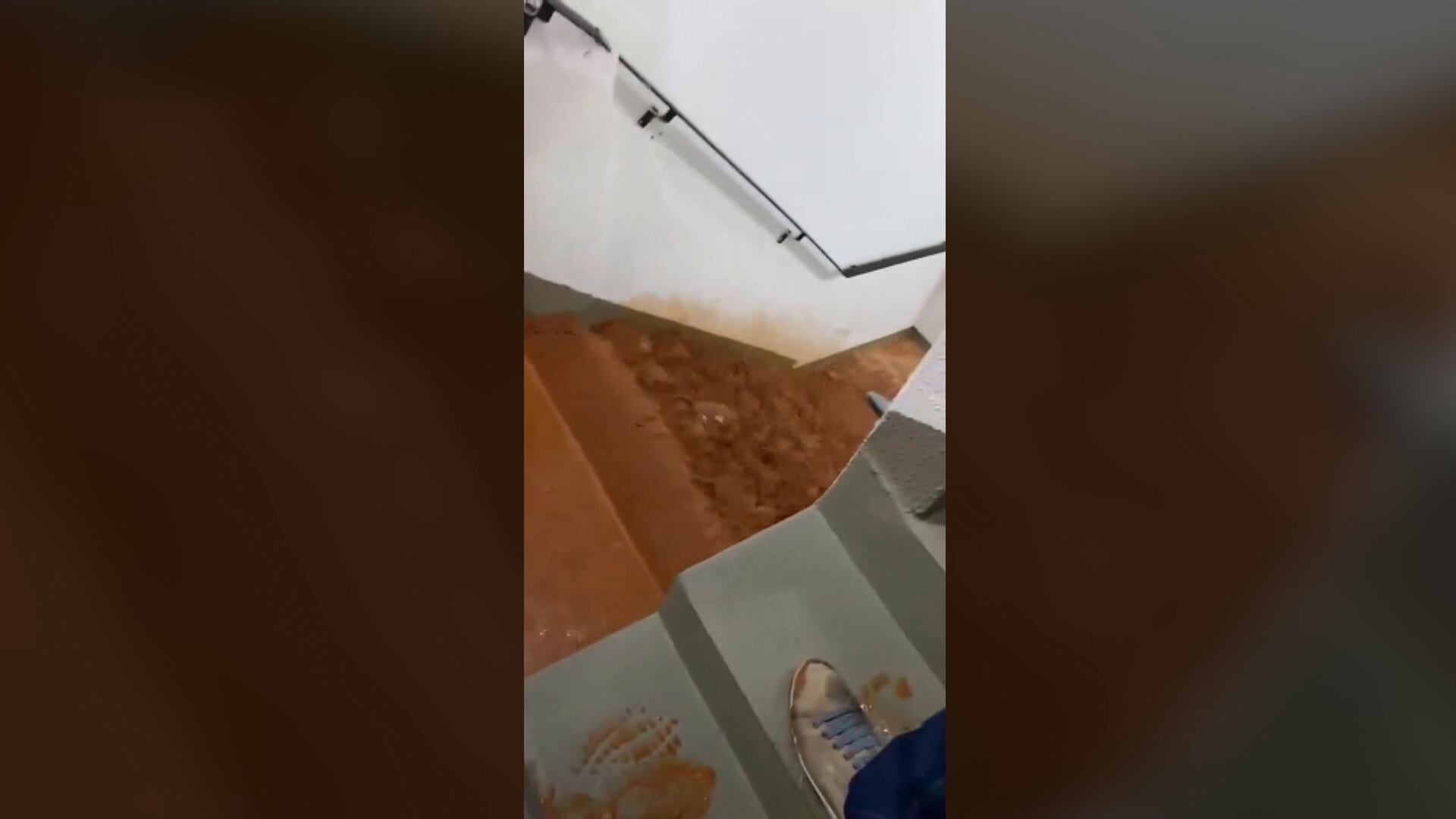 Água invade garagem de condomínio após rompimento de adutora da Sabesp; veja