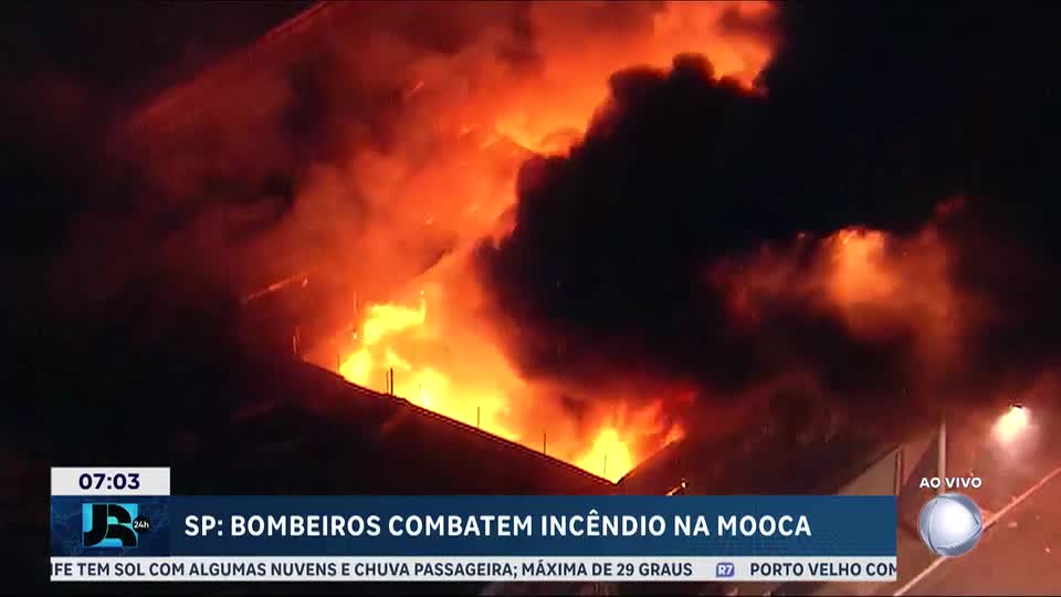 Bombeiros combatem incêndio que atingiu galpão na Mooca, zona leste de São Paulo