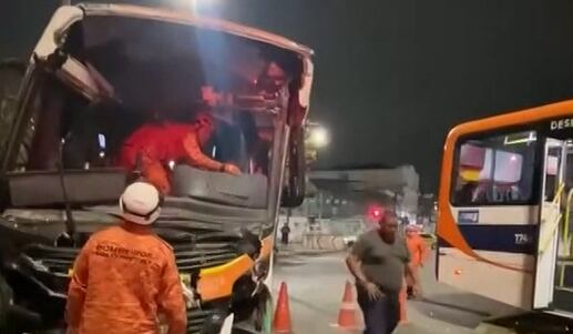 Acidente entre dois ônibus interdita avenida Dom Hélder Câmara, em Benfica, no Rio