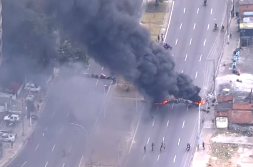 Operação na Mangueira termina em confronto, criança é baleada e moradores protestam