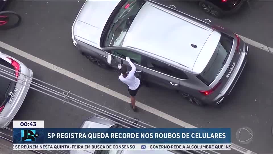 SP registra queda histórica de roubo de celular de pedestres e motoristas