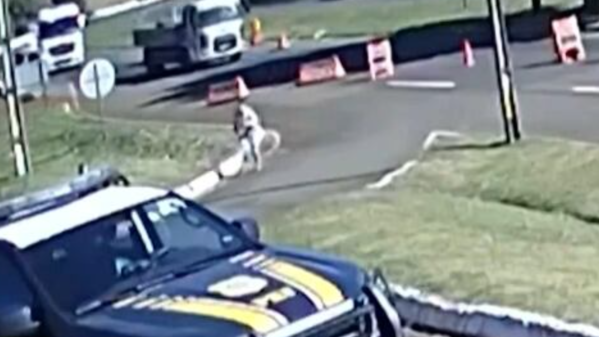 Homem salta de carro em movimento para escapar de sequestro relâmpago; veja vídeo