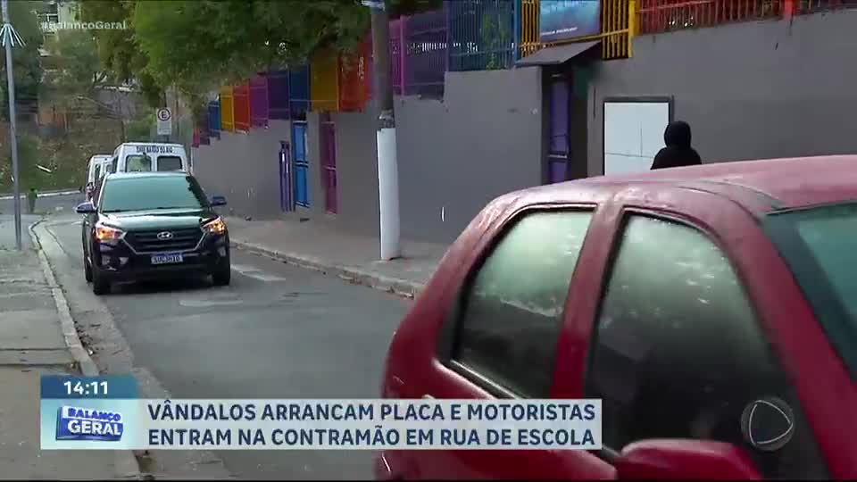 Balança Povão: Após placa de sinalização ser arrancada, moradores tentam evitar acidentes