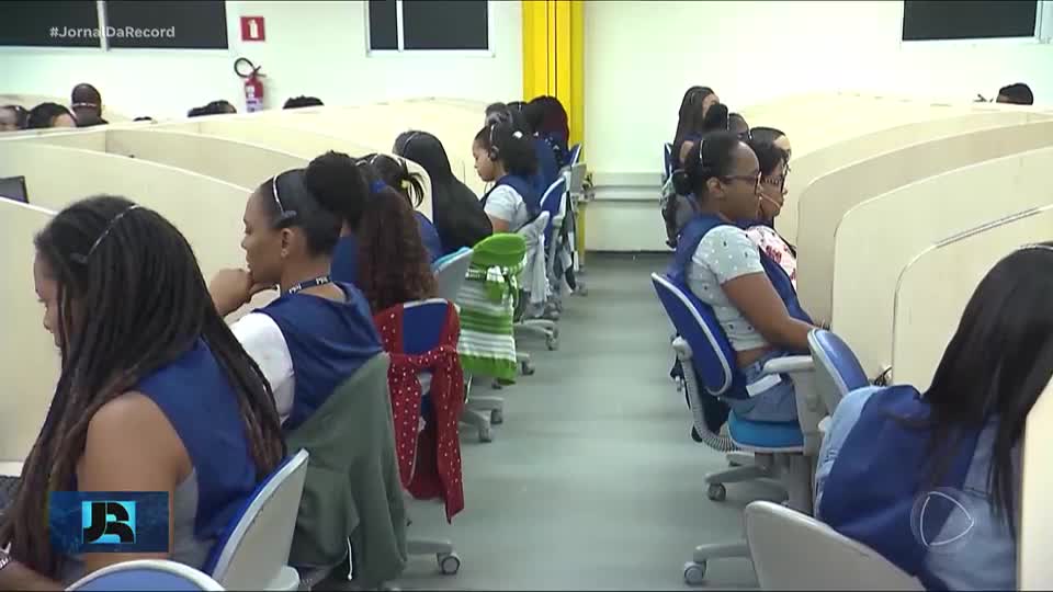 Vagas em telemarketing têm sido porta de entrada para o mercado de trabalho de jovens até 24 anos