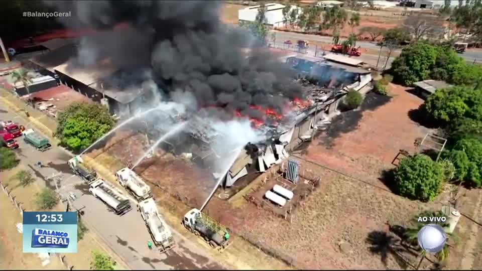 Incêndio atinge fábrica de fraldas em Goiás e mobiliza bombeiros para conter avanço do fogo