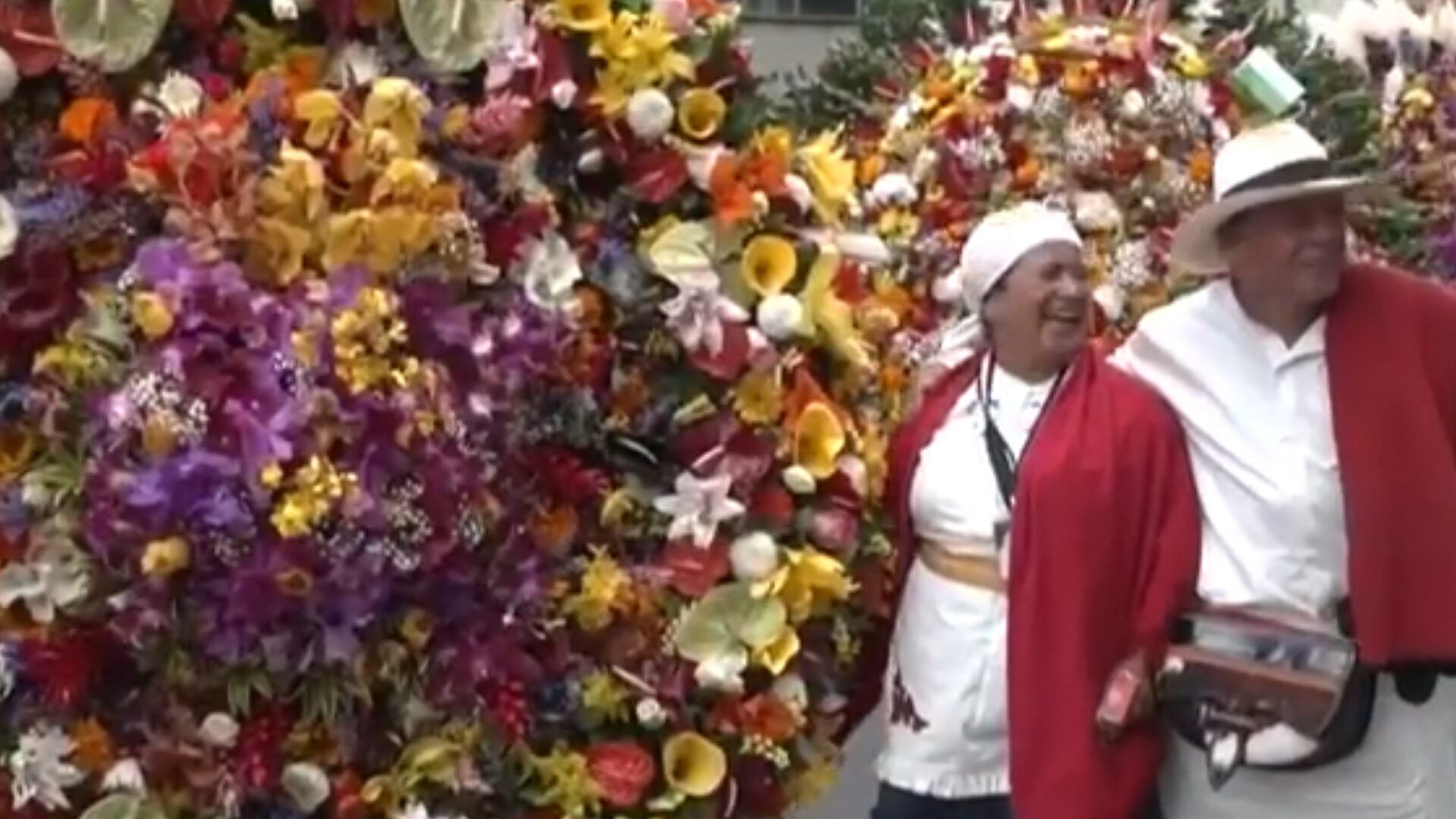 Tradicional desfile das flores reúne turistas e moradores pelas ruas de Medellín, na Colômbia
